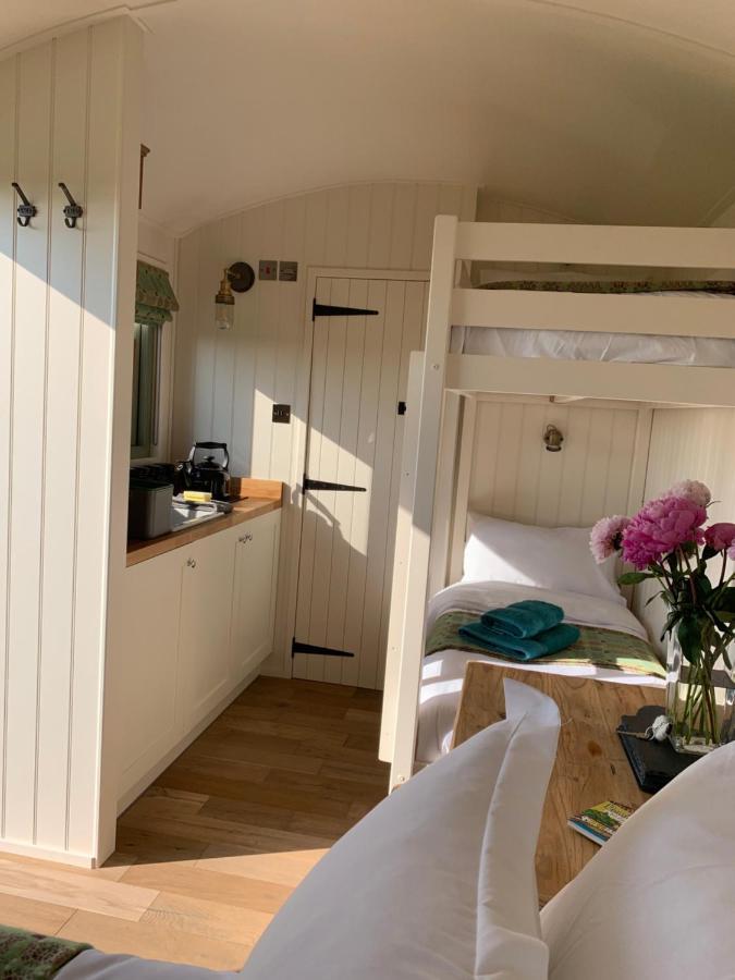 The Woolly Sheep Shepherd Huts Whitland Buitenkant foto