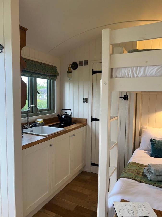 The Woolly Sheep Shepherd Huts Whitland Buitenkant foto